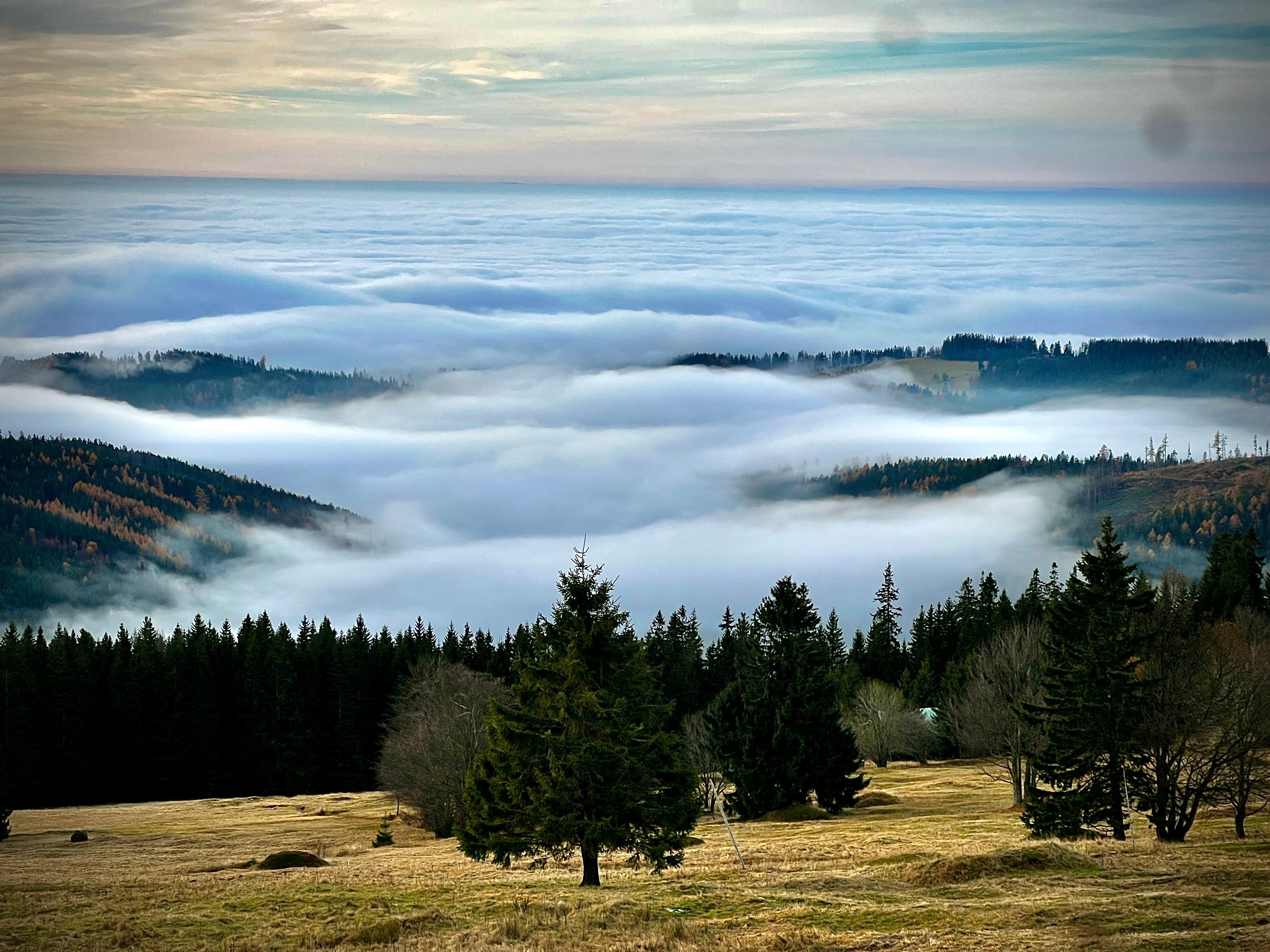 Pohled z hor nad mraky během inverze v údolí